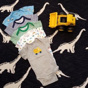 Onesie bundle. 5 onesies. Size 0-3